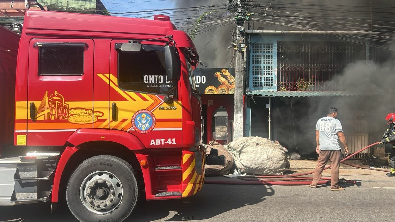 VÍDEO: Incêndio de grandes proporções atingiu um deposito na Compensa, em Manaus