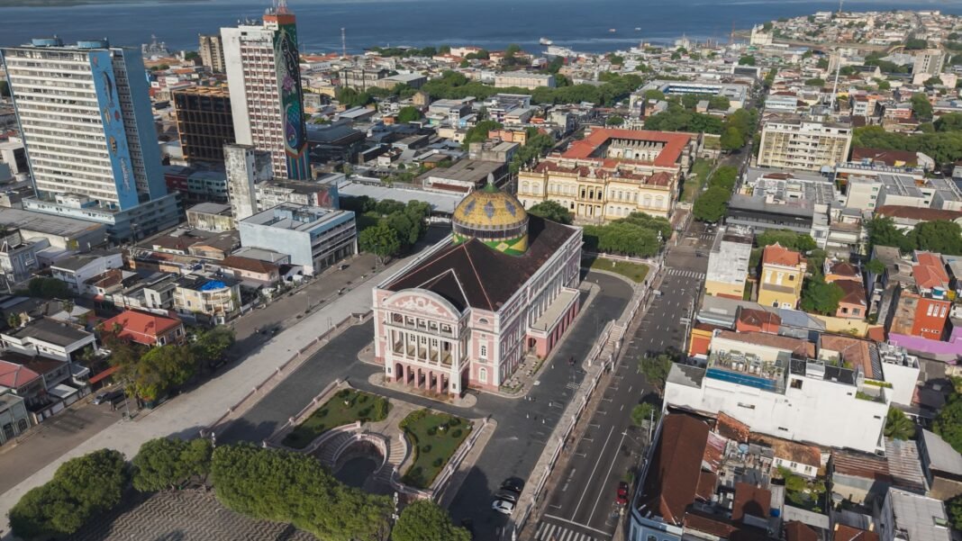 Nível do Rio Negro subindo na orla de Manaus durante período de monitoramento da Defesa Civil