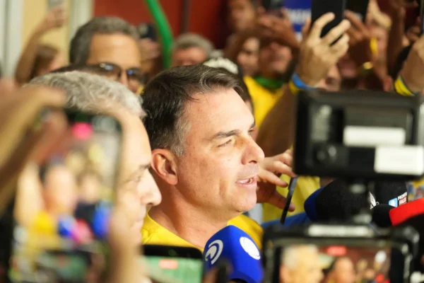 Flávio Bolsonaro evita dizer como votará sobre 6×1 e diz que trabalhador deve ter liberdade