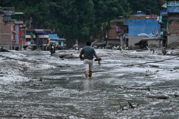 China alerta que lago formado após deslizamento pode subir com chuva