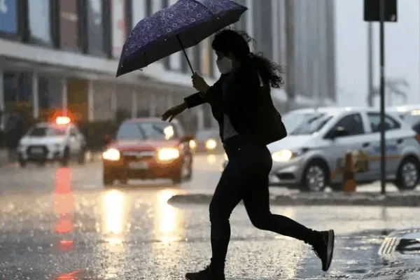 Chuva forte e temporais atingem áreas do Sul e do Sudeste nesta segunda
