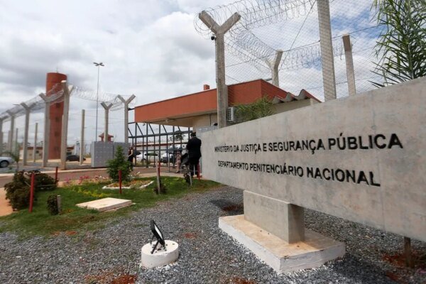 Chefe de facção do Paraná é encontrado morto em presídio de Brasília