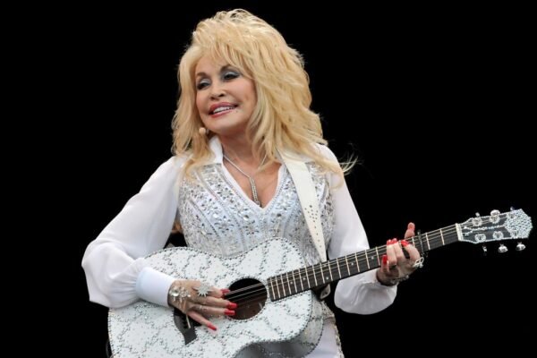 Como Dolly Parton construiu fortuna de US$ 450 milhões