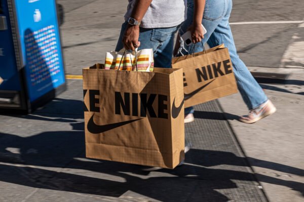 Ações da Nike caminham para pior ano desde a aposentadoria de Jordan em 1993