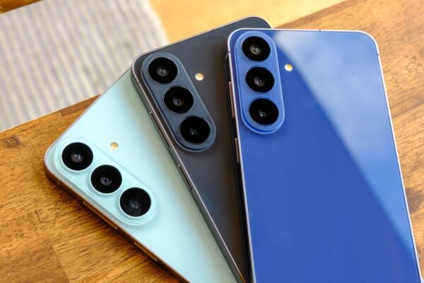 Samsung e Apple disputam quem busca celular premium em conta