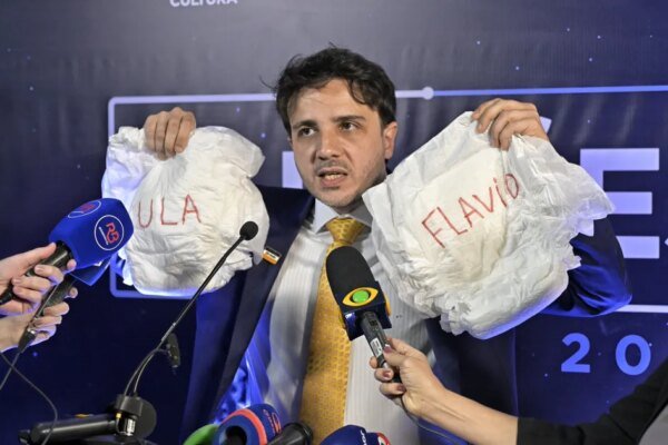 Renan leva fraldas para Flávio e Lula antes de debate presidencial