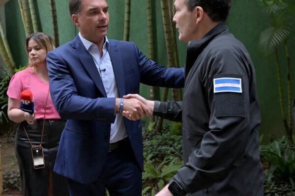 Flávio elogia modelo de segurança de Bukele após reunião com ministro salvadorenho: ‘Nos inspira bastante’