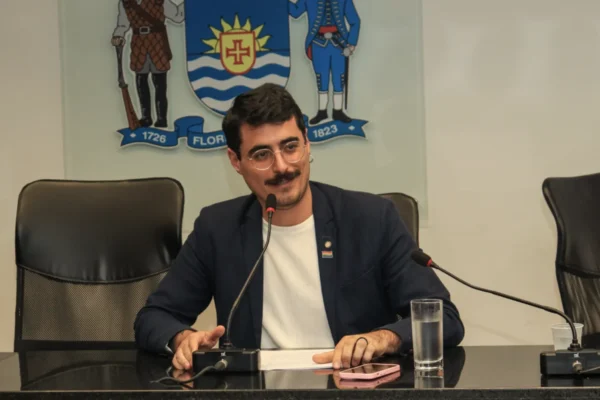 Vereador é denunciado por MP ao expor histórico de nazismo de pai de deputada em SC