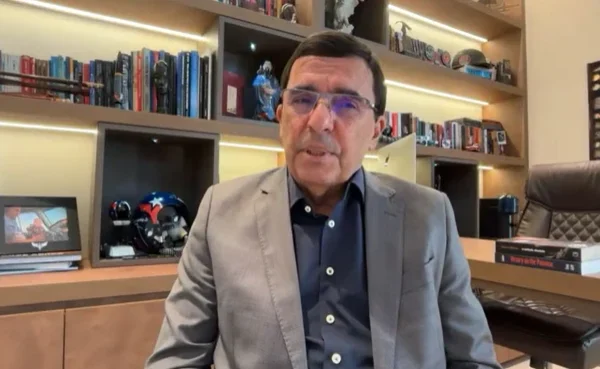 Ex-comandante da FAB rebate Flávio Bolsonaro após acusação de pedir votos para Lula