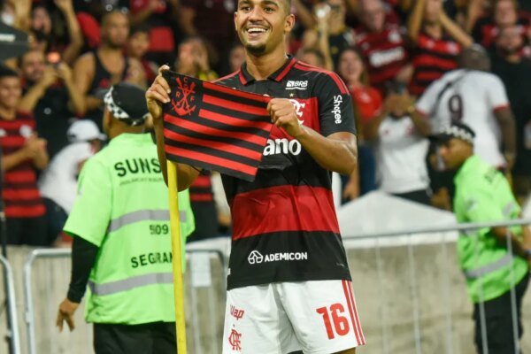 Samuel Lino faz dois, Flamengo atropela o Botafogo e joga pressão no Palmeiras