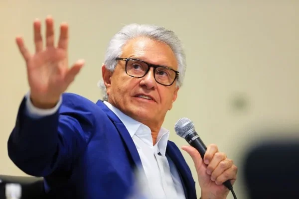 Caiado cobra cassação de ausentes em debate, mas faltou em 2022