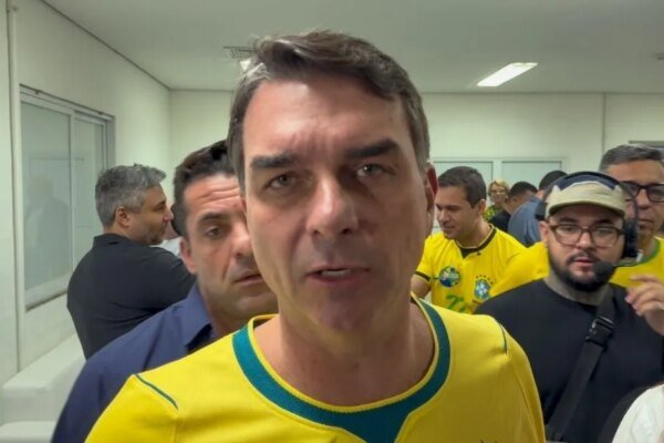 Flávio faz motociata em Angra e diz que é preciso ‘destravar amarras ambientais’