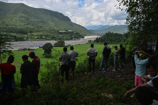 Risco de novas inundações leva Nepal a pedir que equipes de resgate procurem áreas seguras
