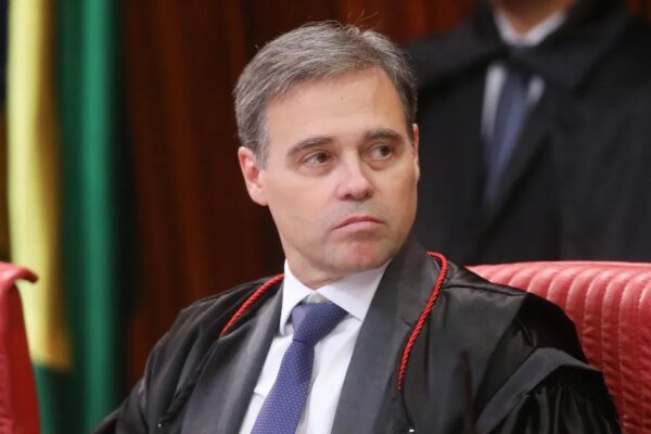 AGU trava ação contra Mendonça, mas PF mantém pressão e amplia crise