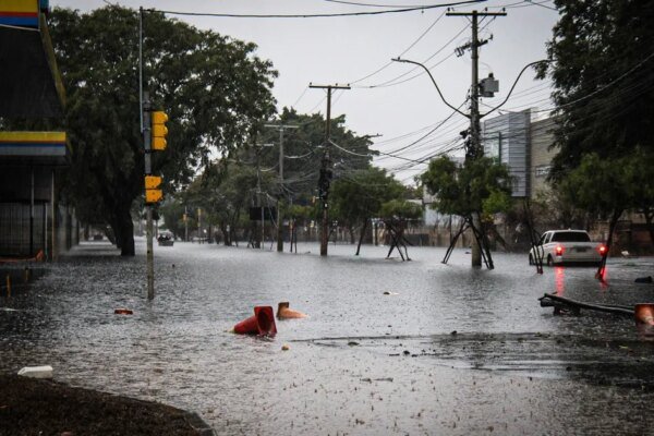 Tempestades deixam ao menos dois mortos no RS; alerta para chuva e granizo vai até terça-feira
