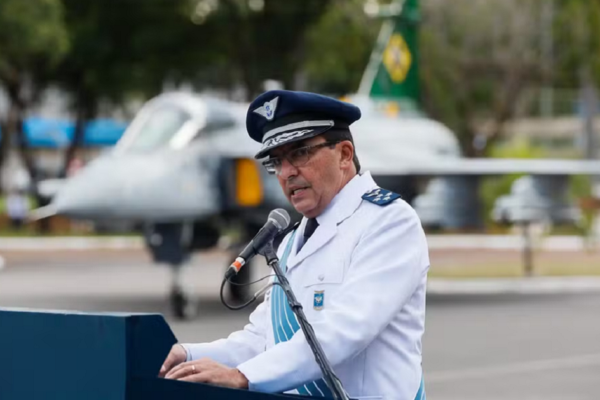 ‘Leviandade’, diz ex-comandante da FAB acusado por Flávio de pedir votos para Lula