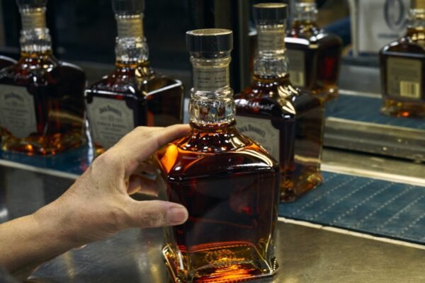 Herdeiros da fortuna do Jack Daniel’s racham diante de queda de 60% das ações e oferta hostil