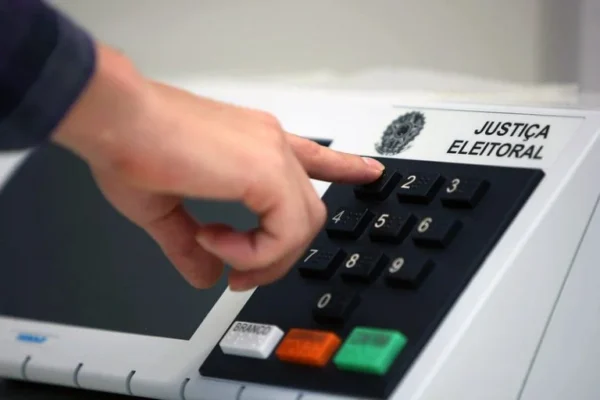 Após deixar 1.442 candidatos fora de filtro, X é alvo de denúncia na Justiça Eleitoral
