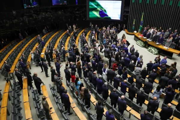 Congresso deve decidir sobre ‘taxa das blusinhas’ nesta segunda
