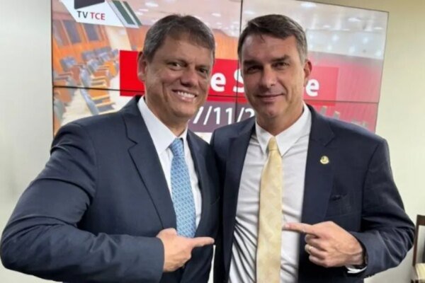 Tarcísio diz que Flávio já prestou esclarecimentos sobre ‘Dark Horse’