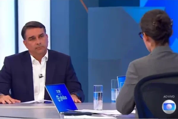 Flávio Bolsonaro é questionado por 12 minutos e não explica pedido de dinheiro a Vorcaro