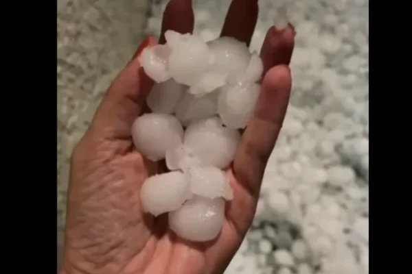 Chuva de granizo atinge Florianópolis e deixa 700 casas danificadas