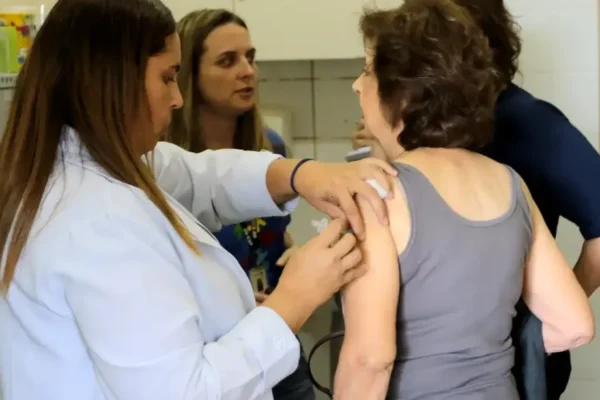 SUS amplia cobertura da vacina Pneumo 20 para maiores de 85 anos