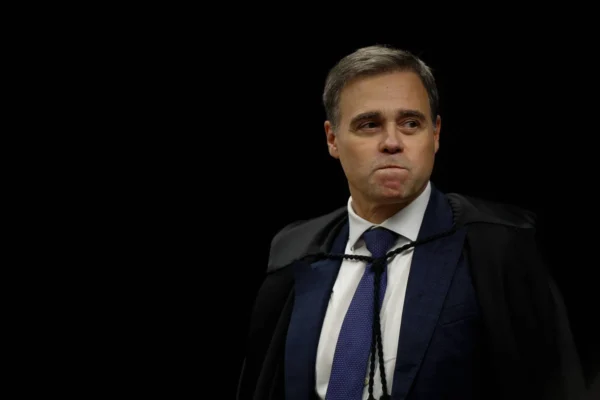 PF aponta diferença de até 8 vezes no tempo de Mendonça para decidir sobre políticos