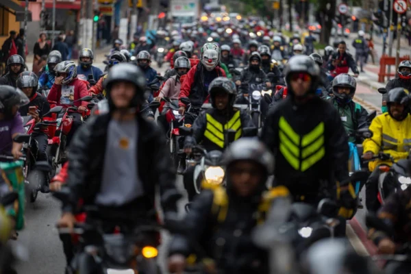 Motoboys fazem breque dos apps e acusam Keeta e 99Food de pagar bônus para esvaziar protesto