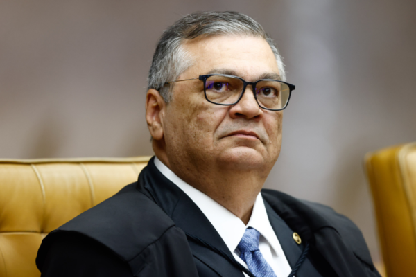 Dino retira sigilo de apuração sobre Frias que liga desvios em SP ao filme ‘Dark Horse’ e ao PCC