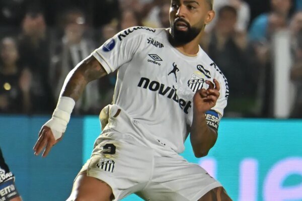 Gabigol decide no fim, Santos bate Remo e conquista quarta vitória seguida no Brasileirão