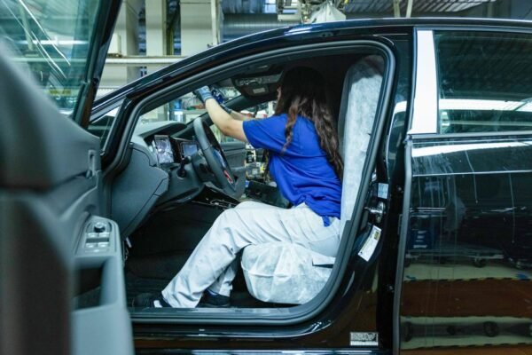 Volkswagen reduz projeções. Milhares protestam na Alemanha contra cortes de empregos