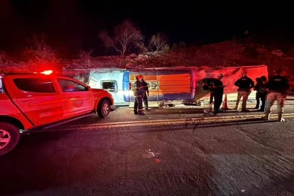 Ônibus de turismo tomba no Espírito Santo e deixa três mortos e 44 feridos