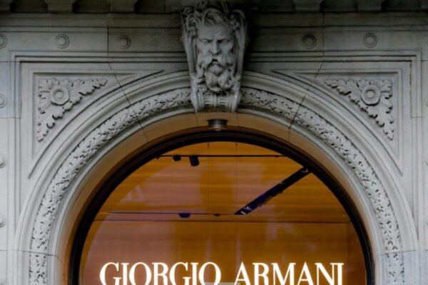 Armani inicia conversas para vender fatia a gigantes do luxo