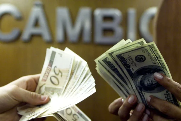 Dólar cai perto de R$ 5,15 e Bolsa sobe embalada pela alta do petróleo