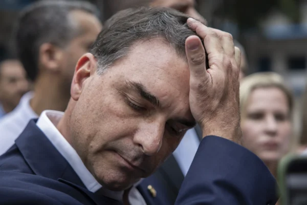 TSE desmente Flávio Bolsonaro e afirma que fiscais do PL não foram retirados de sala-cofre