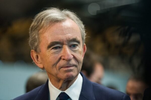 Bilionário Bernard Arnault, da LVMH, deixa lista dos 10 mais ricos do mundo