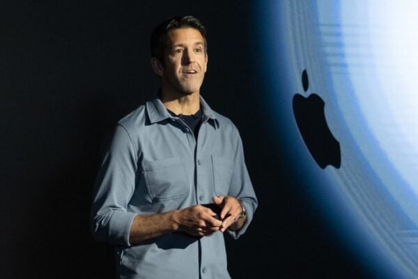 Sob gestão de Tim Cook, ação da Apple disparou 2.275%. O desafio agora é do novo CEO