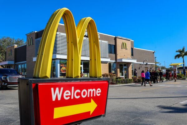 McDonald’s e Burger King fazem grande mudança de rota no fast-food dos EUA — de volta aos humanos