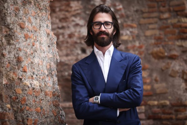 Briga familiar na Ray-Ban se intensifica. Executivos defendem CEO após queda de 50% nas ações