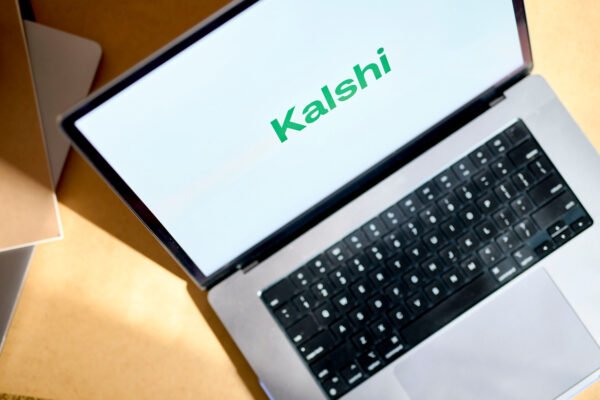 Kalshi, da brasileira Luana Lara, prepara contratos futuros perpétuos com ações, de Apple a Nvidia
