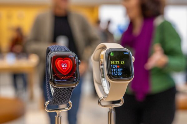 Apple desenvolve pulseira de saúde sem tela: o que se sabe sobre o rival da Whoop