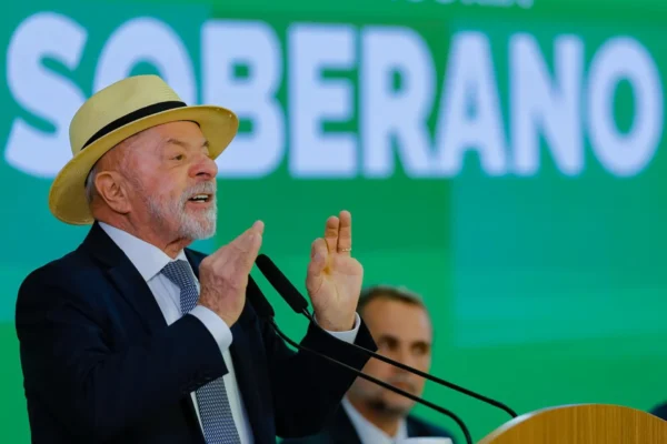 Democracia avançou sob Lula e Brasil vai na contramão de onda autoritária, diz estudo global