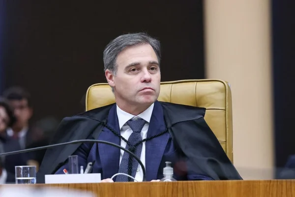 PF espera há seis meses decisão de Mendonça para rastrear dinheiro do Master