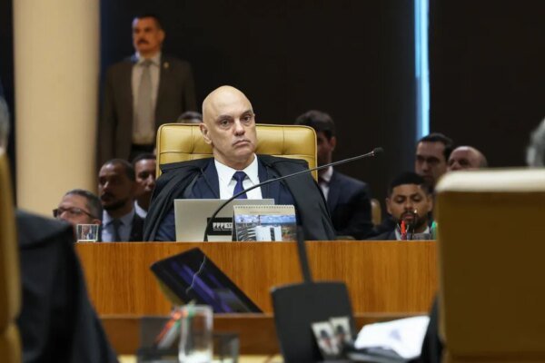 Após pedido de vista, STF suspende sessão com 4 a 3 para julgar Moraes e Mendonça separados
