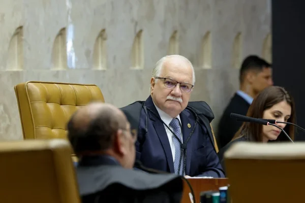 Regimento do STF prevê voto de desempate de Fachin; há dúvida em aplicação no caso Moraes