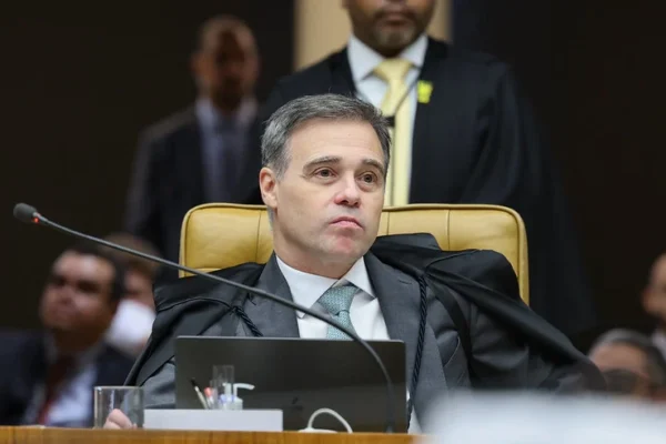 Sozinho e o último a sair, Mendonça fica isolado frente a colegas que ameaçam expor tudo e todos