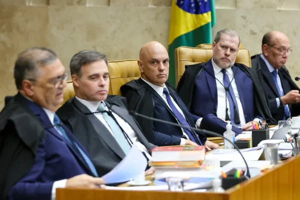 STF chega a 4×3 para não julgar juntos casos de Moraes e Mendonça; Dino pede vista