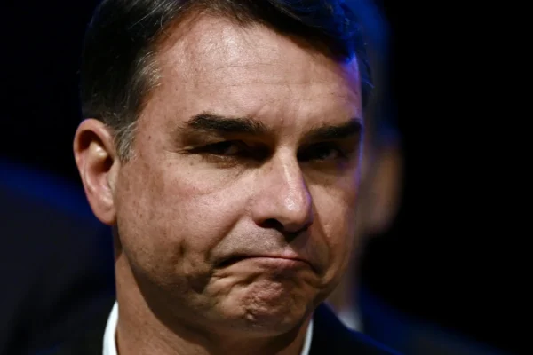 Flávio Bolsonaro destinou emenda a miliciano do caso Marielle, diz jornal
