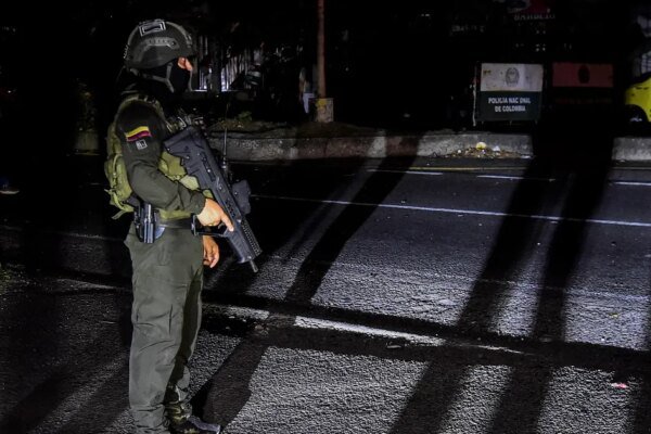 Explosão de carro-bomba deixa um morto e 11 feridos na Colômbia